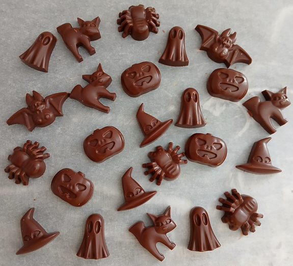 Coffret HALLOWEEN (24 figurines) en chocolat ALTERNATIVE au lait (sans lait) BIO vegan sans allergènes Exquidia : 178g