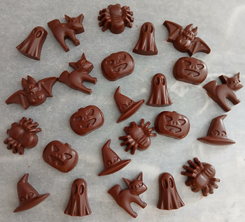 Coffret HALLOWEEN (24 figurines) en chocolat ALTERNATIVE au lait (sans lait) BIO vegan sans allergènes Exquidia : 178g
