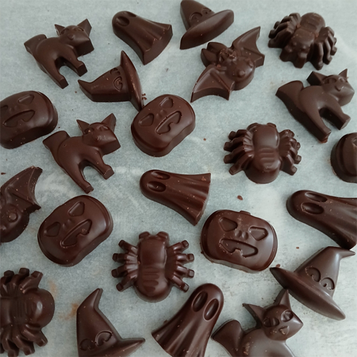 Coffret HALLOWEEN (24 figurines) en chocolat NOIR ONCTUEUX 60% BIO vegan sans allergènes Exquidia : 178g