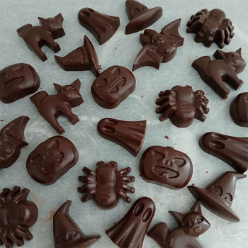 Coffret HALLOWEEN (24 figurines) en chocolat NOIR ONCTUEUX 60% BIO vegan sans allergènes Exquidia : 178g