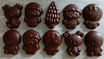 1 cône PÈRE NOËL + 10 sujets de Noël (Père Noël, lutins, renne, sapin) en chocolat NOIR ONCTUEUX 60% BIO vegan sans allergènes Exquidia : 51g