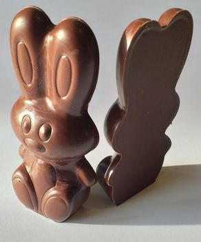 LAPIN de PÂQUES "PAS-LINÉ" = "FAUX PRALINÉ" en chocolat 45% BIO vegan sans allergènes Exquidia. : 52 grammes