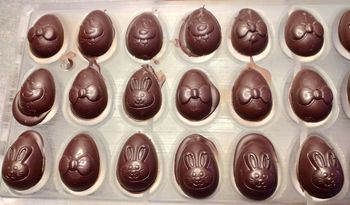 12 mini oeufs décorés chasse aux oeufs en chocolat NOIR ONCTUEUX 60% BIO vegan sans allergènes Exquidia : 62g