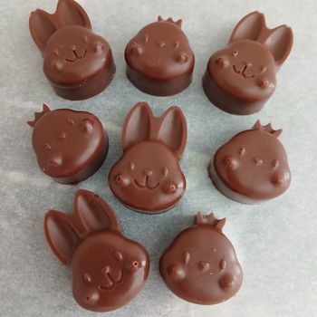 Mini figurines de Pâques (poussins, lapins) en chocolat ALTERNATIVE au lait (sans lait) BIO vegan sans allergènes Exquidia : 51g