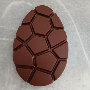 Gros oeuf de Pâques PLAT en chocolat NOIR 56% BIO sans allergènes Exquidia : 90 grammes