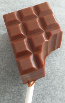 1 sucette en forme de carré de chocolat ALTERNATIVE au lait (sans lait) vegan sans allergènes Exquidia :  18 grammes