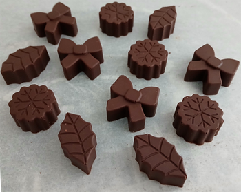 Pochette dorée + 12 PRALINES de Noël en chocolat NOIR ONCTUEUX 60% BIO sans allergènes Exquidia : 107 grammes