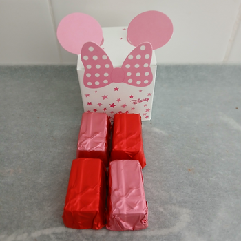 Cube MINNIE Stars + 4 pralines CADEAUX en chocolat NOIR ONCTUEUX 60% BIO sans allergènes Exquidia : 54 grammes