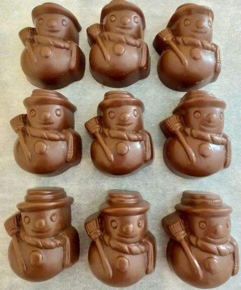 9 bonhommes de neige tout en rondeur en chocolat ALTERNATIVE au lait (sans lait) BIO vegan sans allergènes : 135g