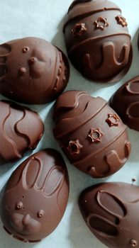 Boîte OEUF + 10 gros demi-oeufs de Pâques décorés Alternative au lait (sans lait) BIO vegan sans allergènes Exquidia : 140g