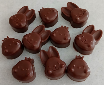 Coffret confettis + 10 figurines de Pâques en chocolat ALTERNATIVE au lait (sans lait) BIO vegan sans allergènes Exquidia : 65g