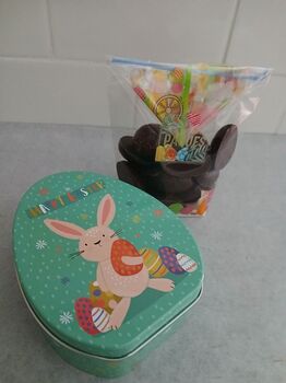 Boîte Happy Easter + 18 demi-oeufs craquelés en chocolat NOIR ONCTUEUX 60% BIO vegan sans allergènes Exquidia : 120g