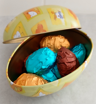 Boîte en forme d'OEUF + 10 gros demi-oeufs de Pâques décorés en chocolat NOIR ONCTUEUX 60% BIO vegan sans allergènes Exquidia : 140g