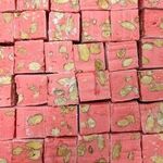 Nougat  Gros cubes de nougats tendres framboise