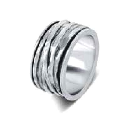 Bague moderne en argent, saphir, émeraudes et rubis Bague moderne en argent, saphir, émeraudes et rubis