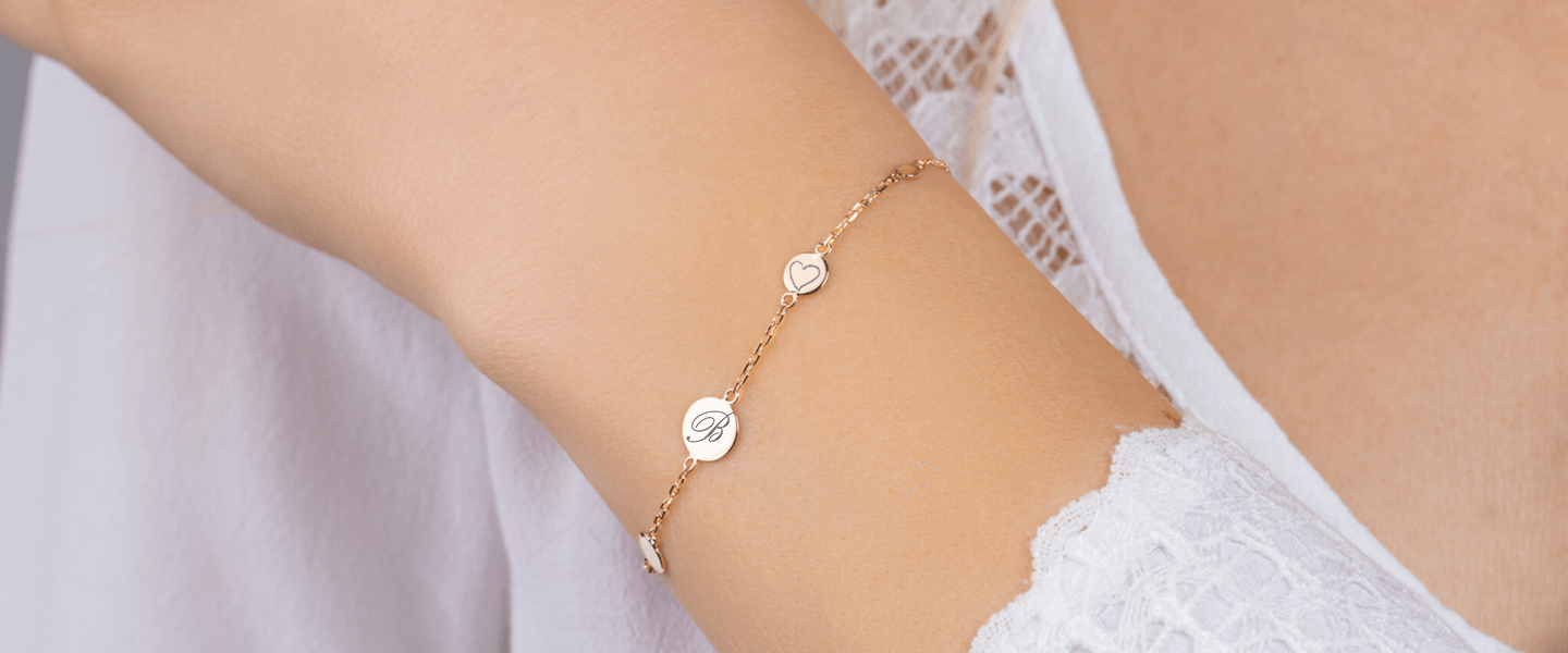 <h1>Bracelets femme</h1>PERSONNALISABLES<span>GRAVEZ VOS ENVIES</span><a class="btn" href="/bijoux-bracelet-femme-personnalise-argent-acier-or-2019.htm">Je personnalise</a>