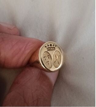 Chevalière ovale T 45 - 1260.00 € Chevalière or 9 carats
