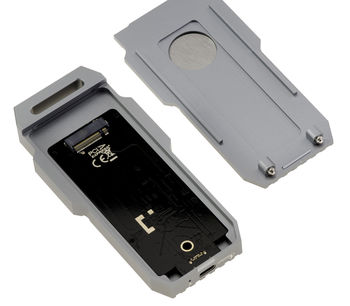 USB 4.0 Thunderbolt 4 40G enclosure for SSD M2 NVMe. Robust, shock-proof aluminum structure with removable fan