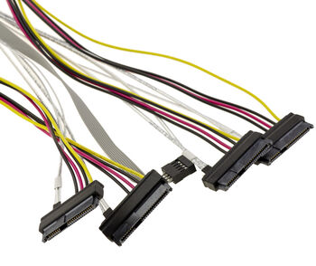 Cordon câble Slim SAS SFF-8643 vers 4 ports SAS SFF-8482 longueur 80cm avec interface Sideband (utilisation optionnelle) et connecteurs Amphenol