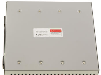 Station de charge 100 ports USB A, puissance 600W, sorties 5V 2.4A, alimentation 100-240V et boîtier métallique avec poignée de transport.