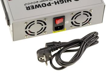 Station de charge 100 ports USB A, puissance 600W, sorties 5V 2.4A, alimentation 100-240V et boîtier métallique avec poignée de transport.