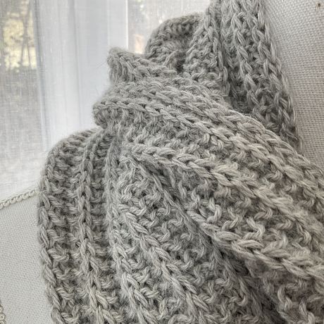 Col snood Lucette tricoté à la main couleur gris silver