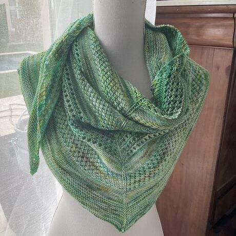 Châle Mathilde tricoté à la main couleur chlorophyll