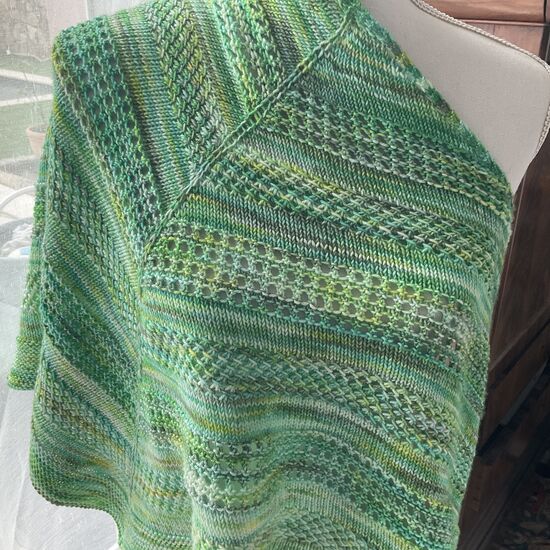 Châle Mathilde tricoté à la main couleur chlorophyll