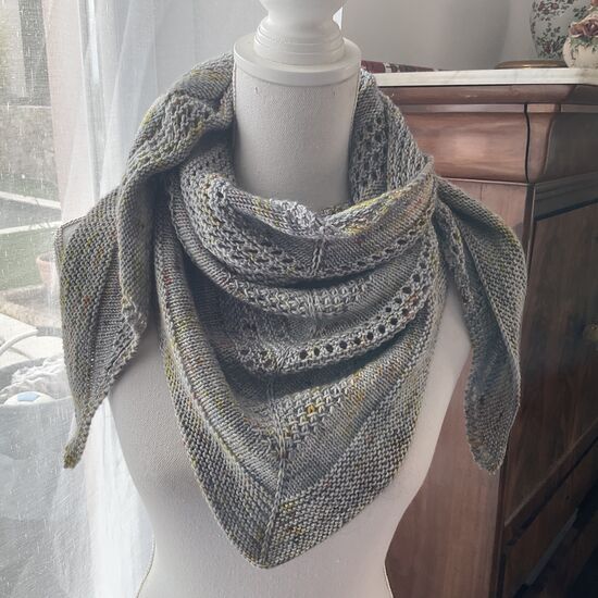 Châle Mathilde tricoté à la main couleur chlorophyll