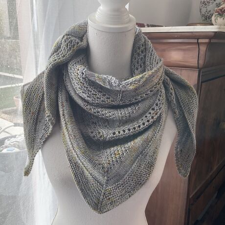 Châle Mathilde tricoté à la main couleur chlorophyll