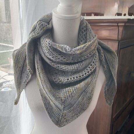 Châle Mathilde tricoté à la main couleur chlorophyll