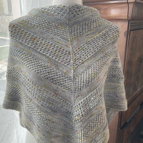 Châle Mathilde tricoté à la main couleur chlorophyll