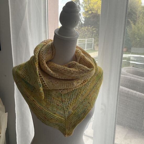 Châle Mathilde tricoté à la main couleur jaune easter