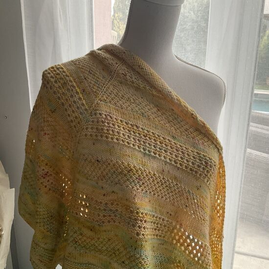 Châle Mathilde tricoté à la main couleur jaune easter