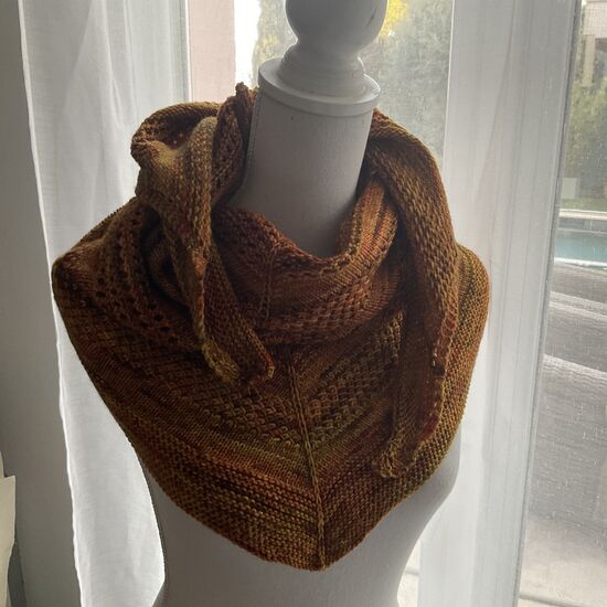 Châle Mathilde tricoté à la main couleur rouille