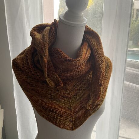 Châle Mathilde tricoté à la main couleur rouille