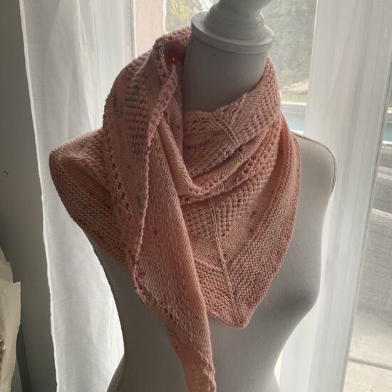 Châle Mathilde tricoté à la main couleur saumon