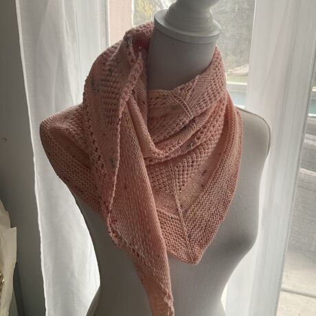 Châle Mathilde tricoté à la main couleur saumon
