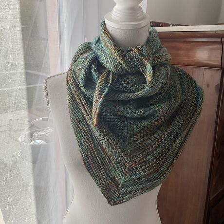Châle Mathilde tricoté à la main couleur vert/marron moucheté