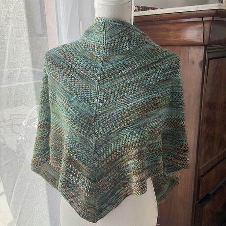 Châle Mathilde tricoté à la main couleur vert/marron moucheté