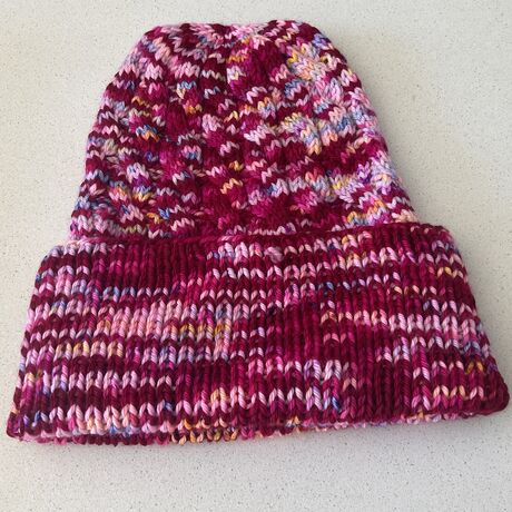 Bonnet AUGUSTIN tricoté à la main avec torsades et revers couleur mulberry