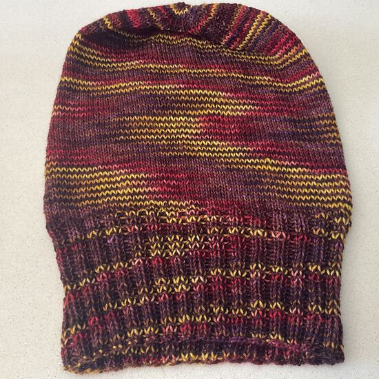 Bonnet loose multicolore tricoté à la main couleur marron/jaune/rouge