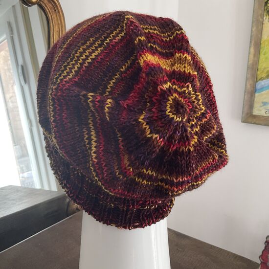 Bonnet loose multicolore tricoté à la main couleur marron/jaune/rouge