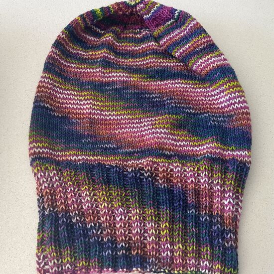 Bonnet loose multicolore tricoté à la main couleur bleu/vert/rose