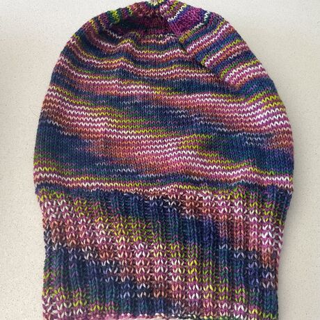 Bonnet loose multicolore tricoté à la main couleur bleu/vert/rose