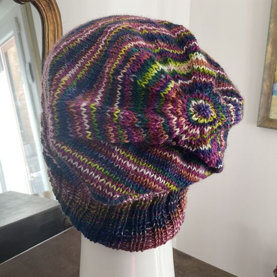 Bonnet loose multicolore tricoté à la main couleur bleu/vert/rose