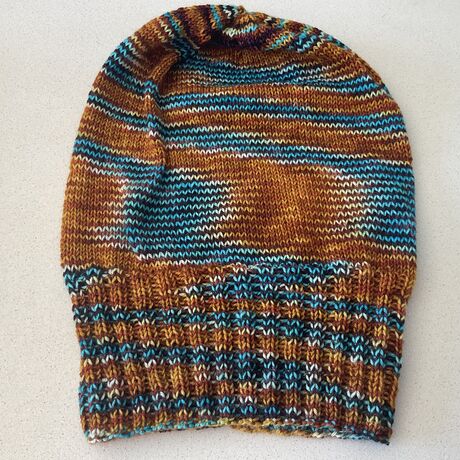 Bonnet loose multicolore tricoté à la main couleur orange/turquoise/marron