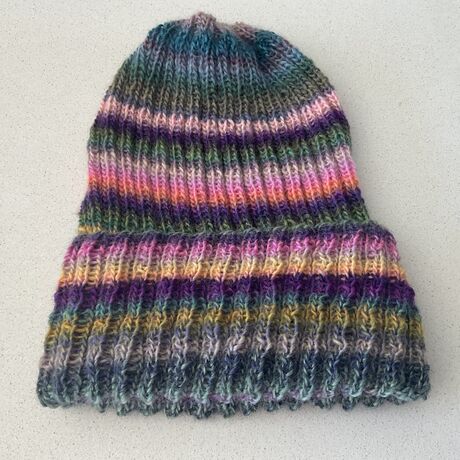 Bonnet tricoté à la main couleur à rayures multicolores tons vert