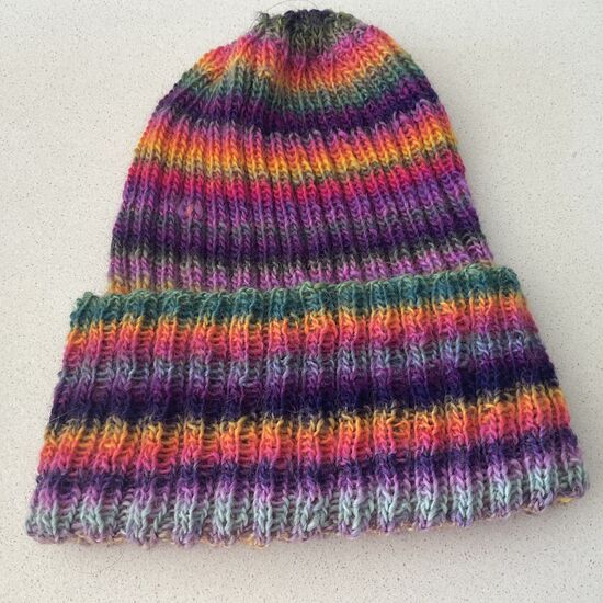 Bonnet tricoté à la main couleur à rayures multicolores tons orange