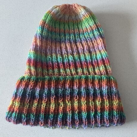 Bonnet tricoté à la main couleur à rayures multicolores tons pastels